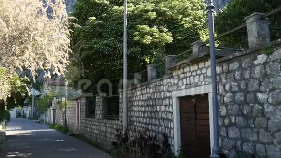 黑山的石栅栏靠近大海的别墅视频的预览图