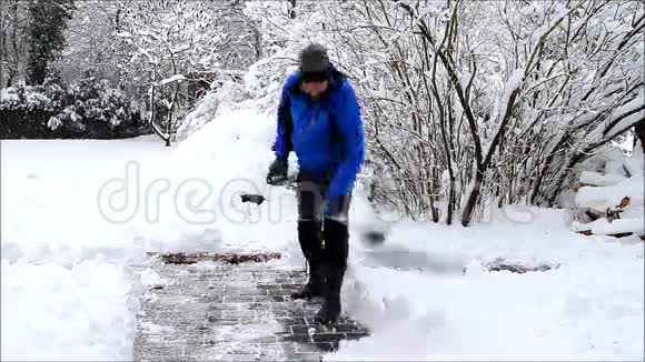 人用铲子清理深雪视频的预览图
