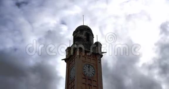 钟塔的时间推移与穆迪云视频的预览图