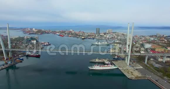 俯瞰俄罗斯大桥的城市景观鸟瞰图视频的预览图