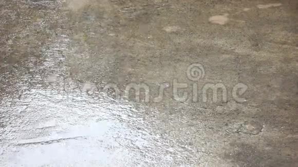 空水泥地上的雨水滴视频的预览图