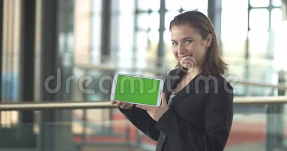绿屏平板电脑微笑商务人员办公室销售客户服务视频的预览图