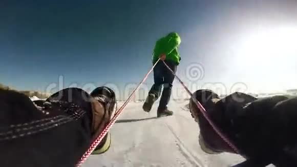 爸爸拉着儿子坐在雪橇上视频的预览图