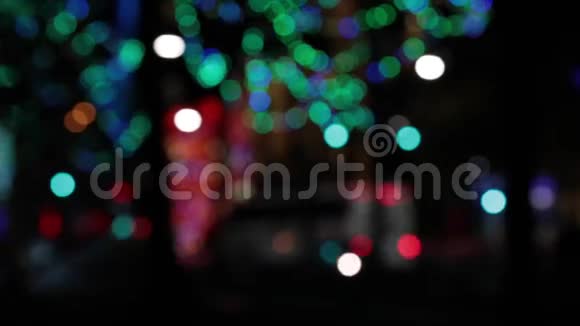 焦点外背景夜间交通灯视频的预览图