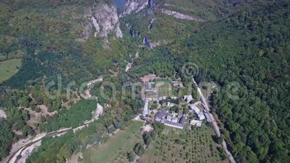 罗马尼亚Polovragi修道院空中飞行着陆视频的预览图