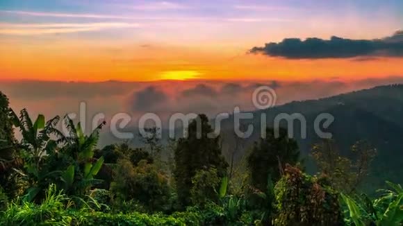 4K时程山上的日落变成了夜晚2015年7月15印度尼西亚巴厘视频的预览图