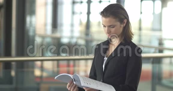 忙碌的企业女性肖像看着纸表格视频的预览图