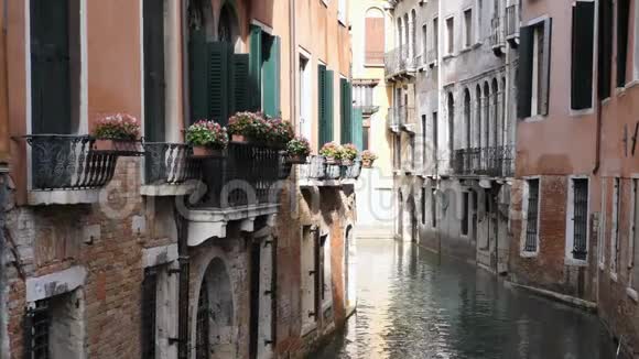 意大利经典威尼斯运河或海峡街视频的预览图