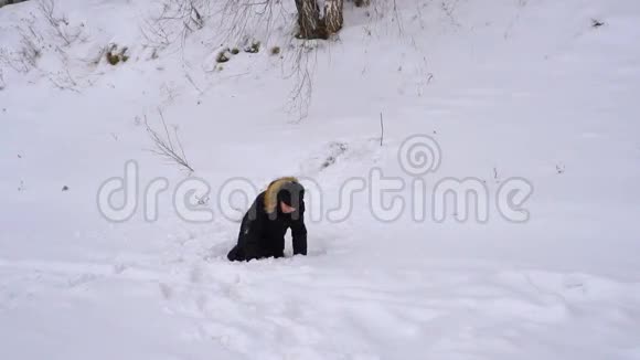 少年扔出新鲜的雪这个男孩在冬天很高兴冬季阴天视频的预览图