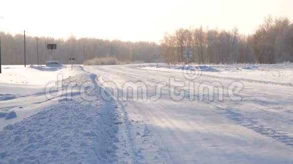 农村的冬季道路视频的预览图