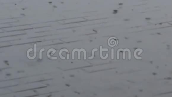 混凝土板上的雨大雨视频的预览图
