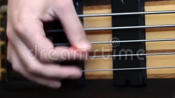 演奏五弦低音吉他视频的预览图