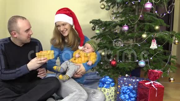 欢乐的家庭男女圣诞礼物送给宝宝视频的预览图