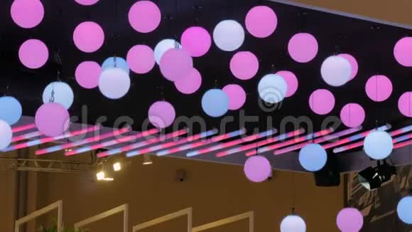 天花板移动LED球视频的预览图