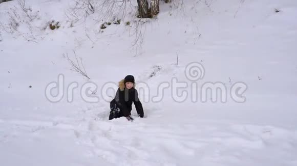 少年扔出新鲜的雪这个男孩在冬天很高兴冬季阴天视频的预览图