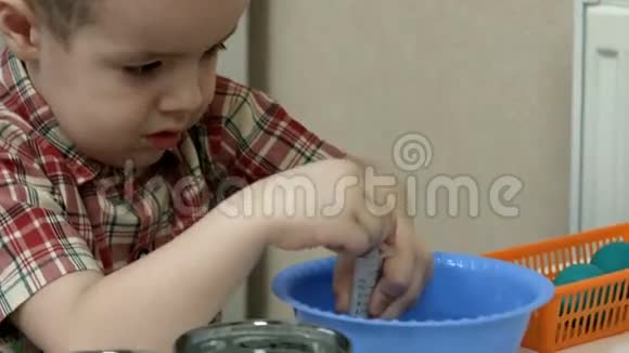 研究水的特性的小男孩视频的预览图
