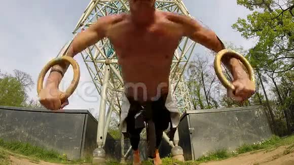肌肉男在体操环上做俯卧撑视频的预览图
