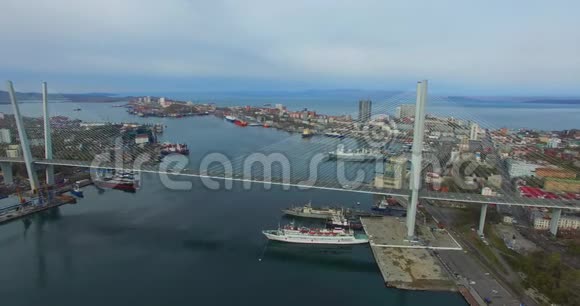 俯瞰俄罗斯大桥的城市景观鸟瞰图视频的预览图