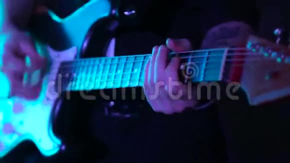 一个塔图演奏电吉他的人视频的预览图