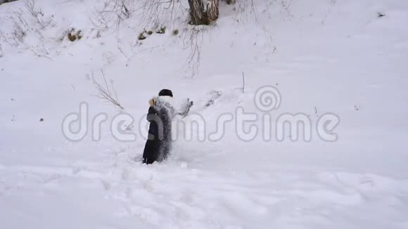 少年扔出新鲜的雪这个男孩在冬天很高兴冬季阴天视频的预览图