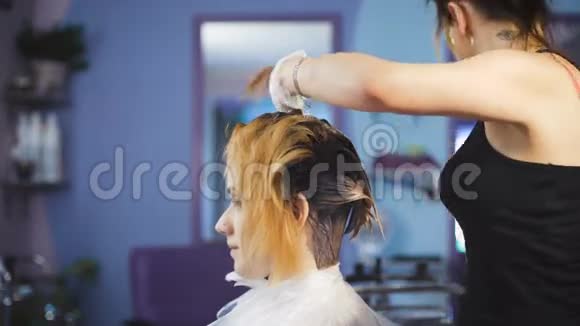 头发颜色的根本变化美容院漂亮的金发女人视频的预览图