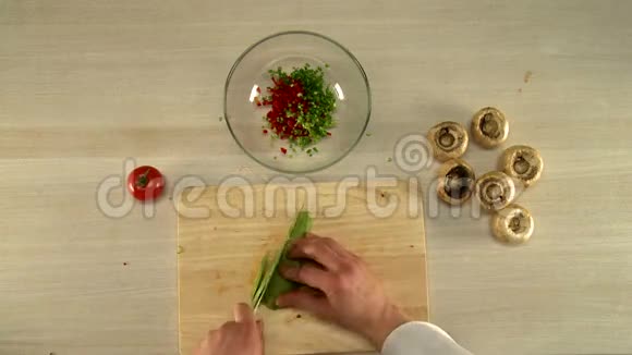 厨师熟练切片番茄第一人观点视频的预览图