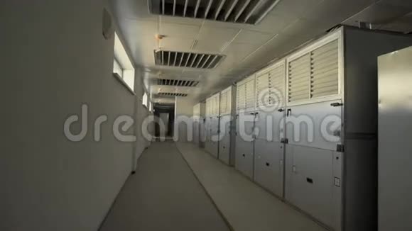 相机沿着走廊移动那里有大型衣柜其中放置工业空气过滤器在房间里视频的预览图