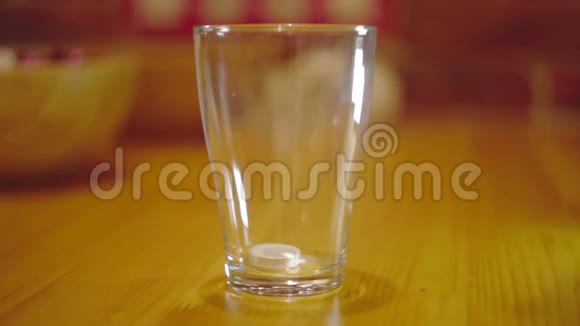 在玻璃水中溶解的片剂视频的预览图
