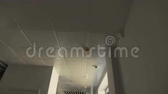 相机沿着走廊移动那里有大型衣柜其中放置工业空气过滤器在房间里视频的预览图