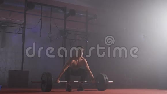 运动员用重量举起杆子视频的预览图