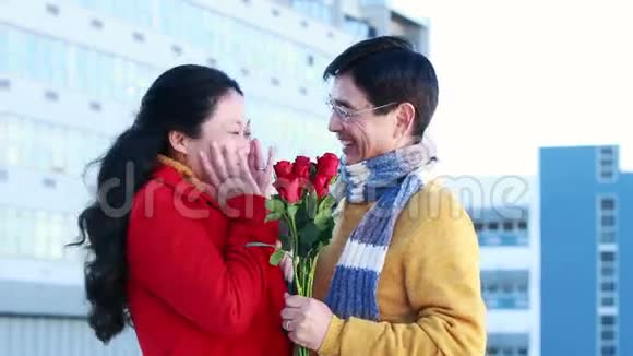 亚洲男人送玫瑰给妻子视频的预览图