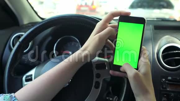 女司机特写绿屏在车上城市背景绿屏铬键4k把他的手扫过视频的预览图