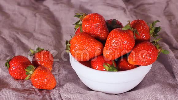 提供带有酸奶的草莓小吃停止运动准备和食用HD视频的预览图