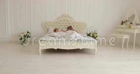 睡一觉躺在床上男人拥抱女人回家白色现代卧室视频的预览图