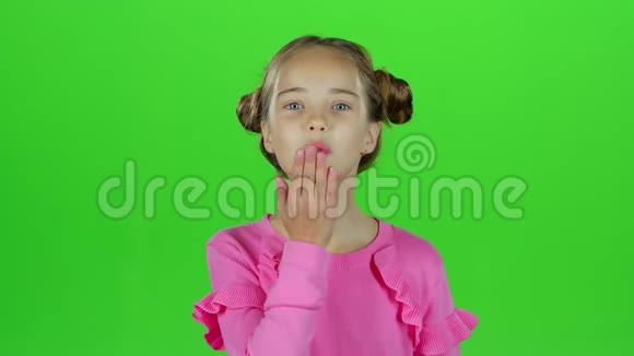 孩子送空气吻绿色屏幕视频的预览图