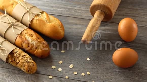 新鲜的自制面包面粉和鸡蛋放在乡村木桌上自然健康的饮食视频的预览图