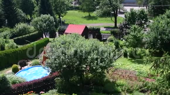 带游泳池的现代花园全景视频的预览图
