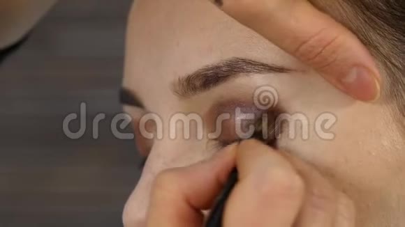 专业化妆师在客户脸上做眼妆美容时尚产业视频的预览图