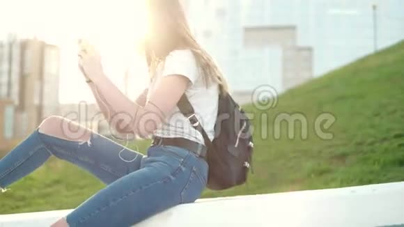 美丽的夏日女子在电话4k拍照视频的预览图