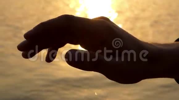一只手触摸空气漂亮的特写镜头视频的预览图