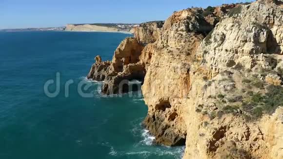 葡萄牙阿尔加维大西洋沿岸美丽的崎岖悬崖视频的预览图