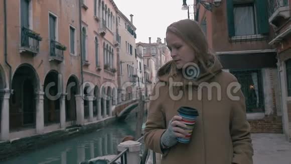 在威尼斯喝咖啡的女人视频的预览图