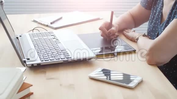 一位漂亮的中年女商人办公室里有一台笔记本电脑视频的预览图