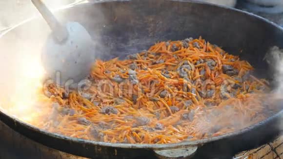将胡萝卜放入黄油中用大汤匙拌匀视频的预览图