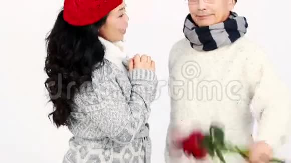 亚洲男人送玫瑰给妻子视频的预览图