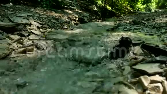 一条有着清澈碧水的山河上的大石头美丽的大自然视频的预览图