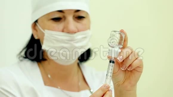 中镜头美容师注射注射药物视频的预览图