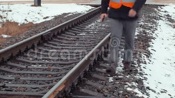 铁路工人带平板电脑检查铁路视频的预览图