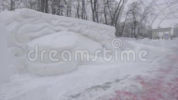 冬城冻鲸的冰雕白雪皑皑的鲸鱼俄罗斯的冰雕冰城的雕塑视频的预览图