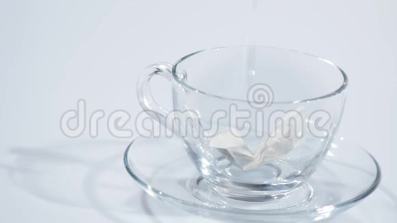 茶杯中的茶袋装满热水泡茶慢动作视频的预览图